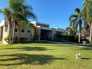 Property grounds - Villa in Aguadilla, with swimming pool. Close to beach, airport and restaurants (Aguadilla)