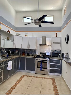 Private kitchen - Villa in Aguadilla, with swimming pool. Close to beach, airport and restaurants (Aguadilla)