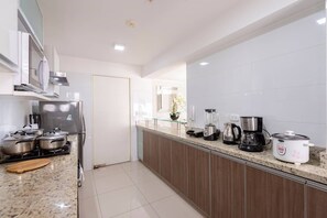 Kjøleskap, mikrobølgeovn, ovn og kokeplater