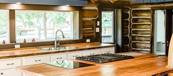 Recently renovated mountaintop cabin!