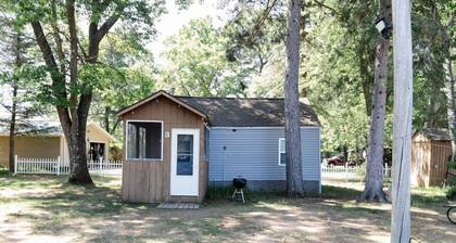 Rowyn's Resort - Cute Lakeside Cabin