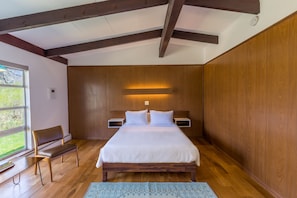 Treman Lodge Queen | Hypo-allergenic bedding, memory foam beds, desk, laptop workspace - Grayhaven Motel (Ithaca)