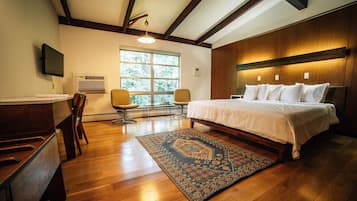 Treman Lodge King | Hypo-allergenic bedding, memory foam beds, desk, laptop workspace