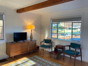 Habitació | Sala d'estar | Televisor de 24 polzades amb canals digitals i serveis de streaming 