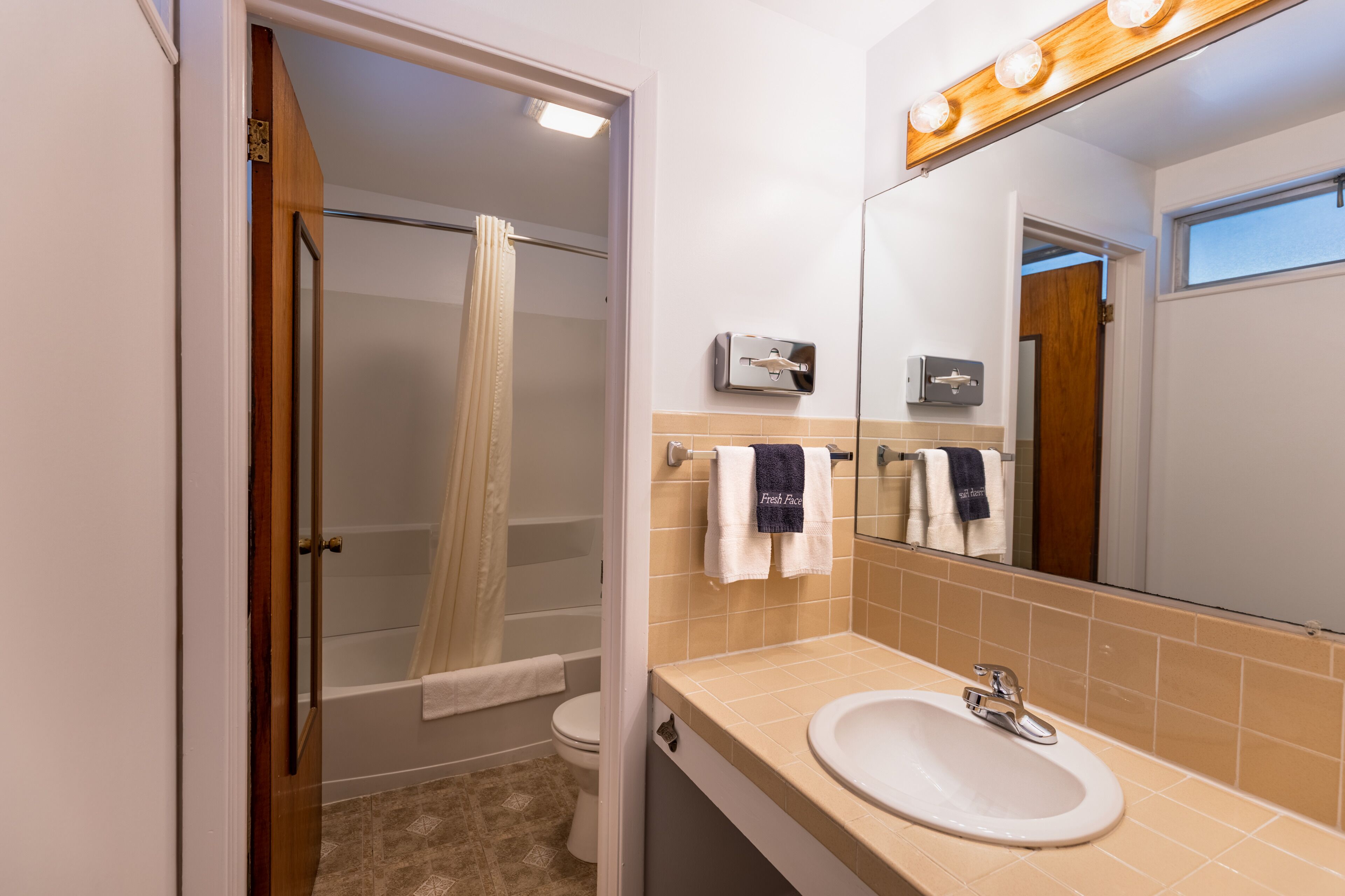 Une salle de bain avec une baignoire, des toilettes et un lavabo.
