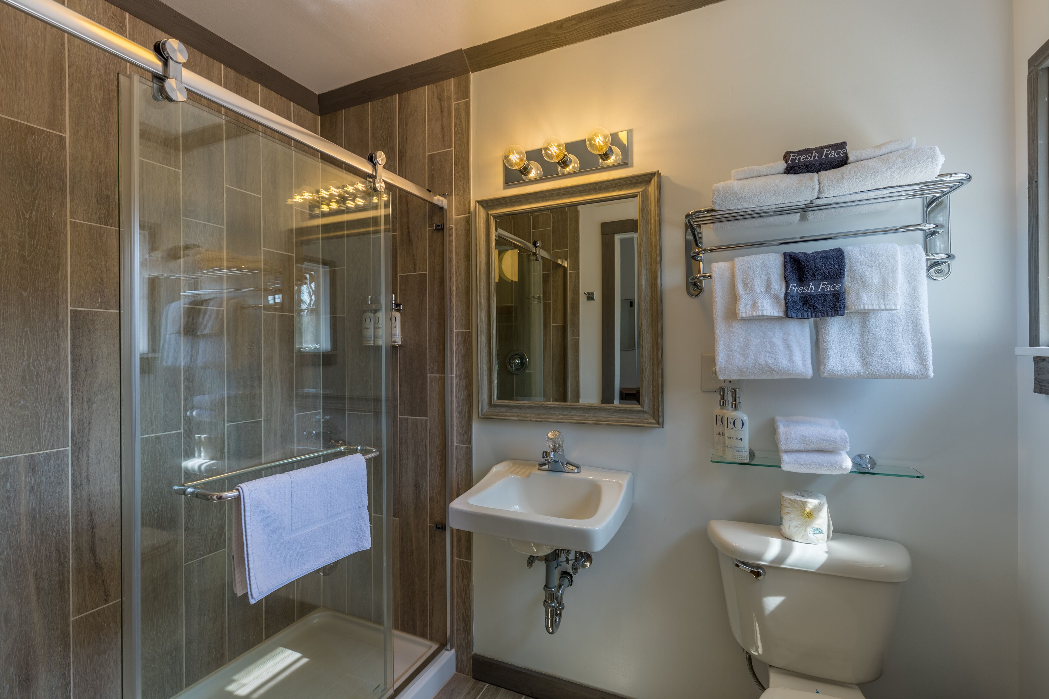 Carriage House Double | Badkamer | Een haardroger, handdoeken, zeep, shampoo