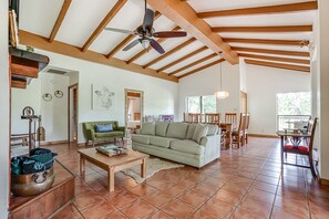 Smart-TV, Kamin, Tischfußball, Tischtennisplatte