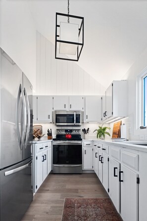 Frigorifero, microonde, forno, piano cottura