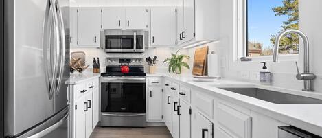 Réfrigérateur, micro-ondes, four, plaque de cuisson