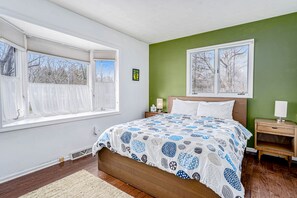 3 bedrooms, iron/ironing board, internet, bed sheets