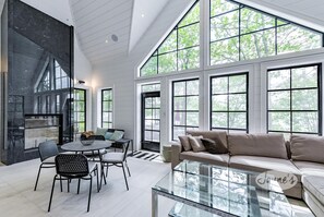 Fernseher, Kamin, Bücher, Fußbodenheizung