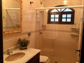 Premium House, Pool Access | Bathroom | Shower, rainfall showerhead, towels - Casa com Piscina em Penha - Beto Carrero (Penha)