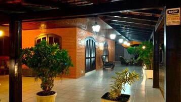 Häämatkatalo, pääsy uima-altaalle | Näkymä puutarhaan