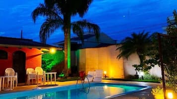 Piscina externa, guarda-sóis, espreguiçadeiras