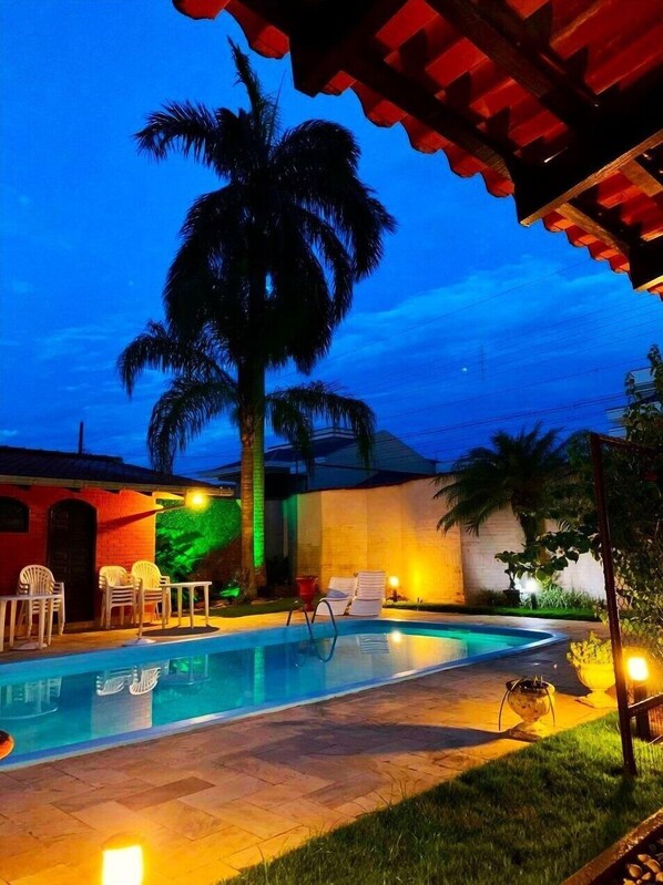 Piscina externa, guarda-sóis, espreguiçadeiras