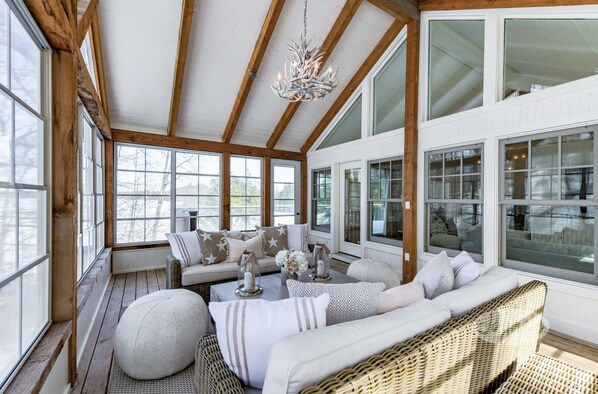 TV - Stunning 7 bed 5 bath property on Lake Muskoka! Boathouse! Bunkie! Hot Tub! (Port Carling)