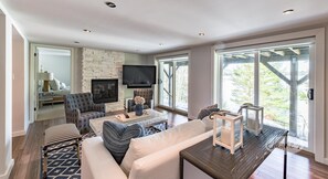 TV - Stunning 7 bed 5 bath property on Lake Muskoka! Boathouse! Bunkie! Hot Tub! (Port Carling)