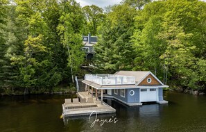 Exterior - Stunning 7 bed 5 bath property on Lake Muskoka! Boathouse! Bunkie! Hot Tub! (Port Carling)