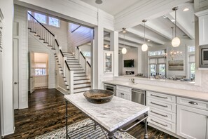 Réfrigérateur, micro-ondes, plaque de cuisson, lave-vaisselle