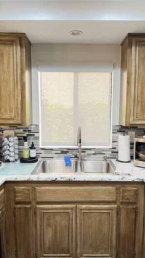 冷蔵庫、電子レンジ、オーブン、コンロ