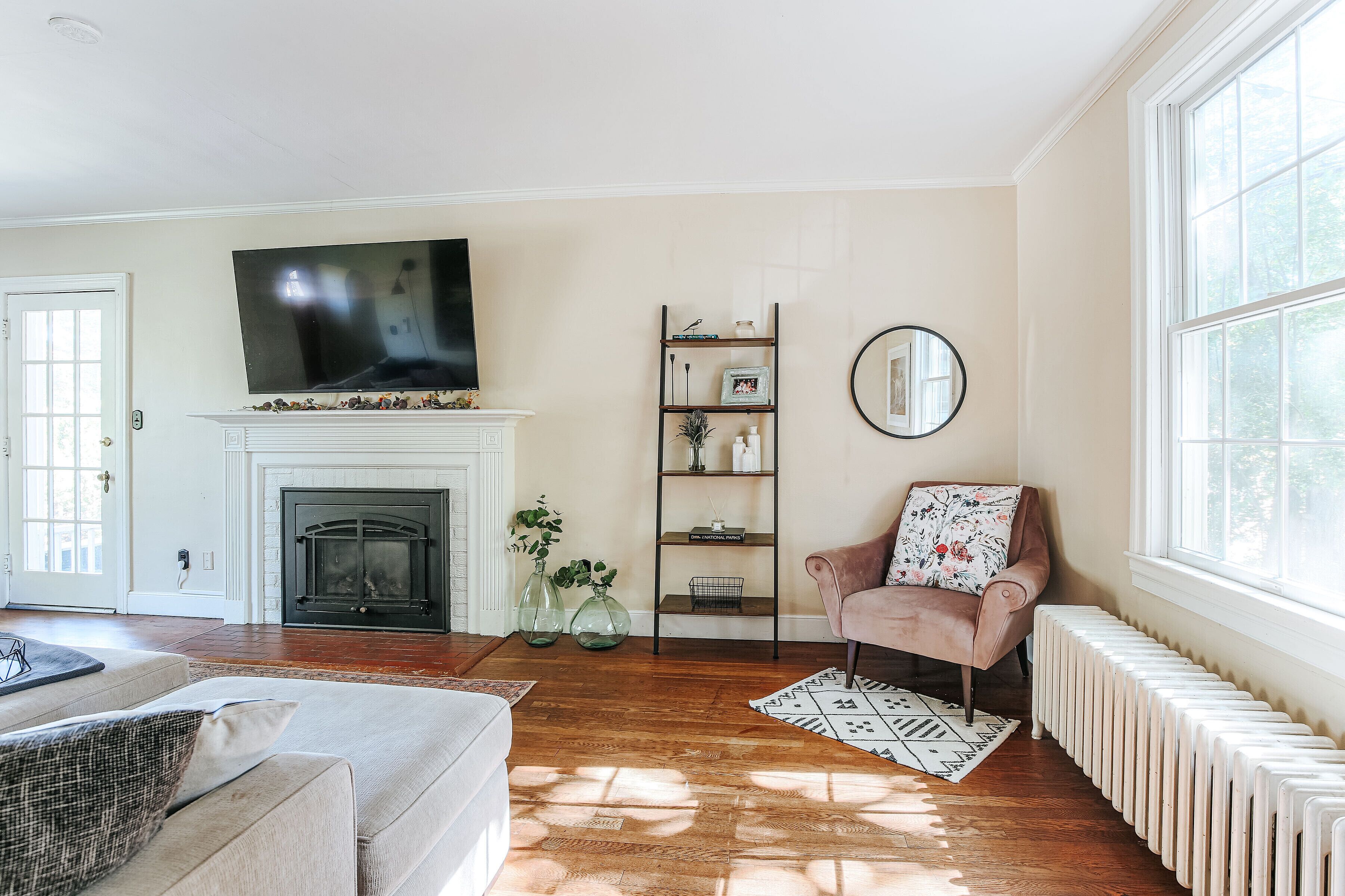 The Ivy Cottage. Downtown, Historic Charm, allows dogs!