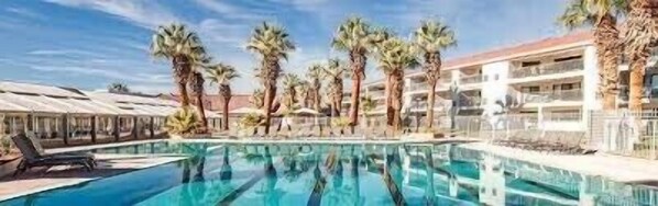 Alberca techada y alberca al aire libre