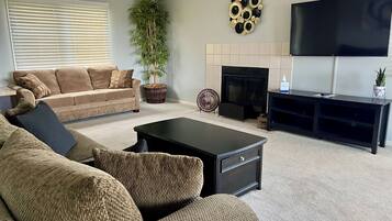 Een smart-tv, een tafeltennistafel en boeken