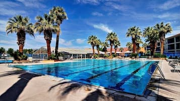 Een binnenzwembad, een buitenzwembad