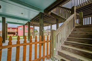 Property grounds - The Bungaleaux-Beachside, 3 bedroom 2 bath home sleeps 8 (Crystal Beach)