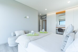 Une chambre à coucher moderne avec un grand lit, un bureau et une chaise.