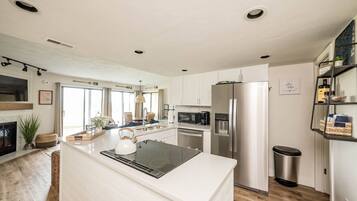 Réfrigérateur, four à micro-ondes, un four, surface de cuisson