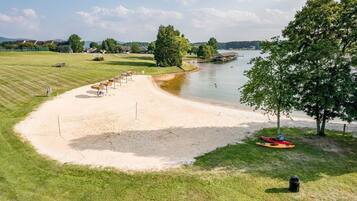 Plage à proximité, chaise longue, serviettes de plage