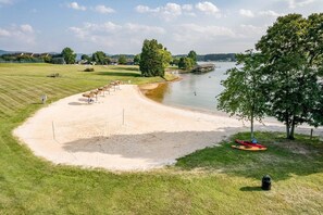 Plage à proximité, chaises longues, serviettes de plage