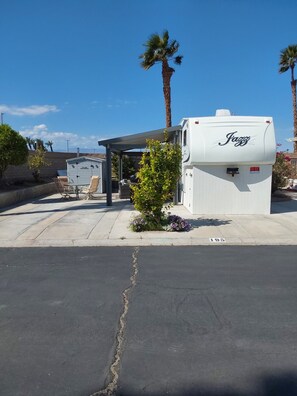Property grounds - 1 bed/1 bath stunner is Indio Springs Community (Indio)