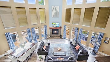 Una televisión, una chimenea, una mesa de tenis de mesa