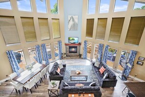 Télévision, cheminée, table de tennis de table