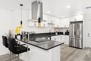 Réfrigérateur, four à micro-ondes, un four, surface de cuisson