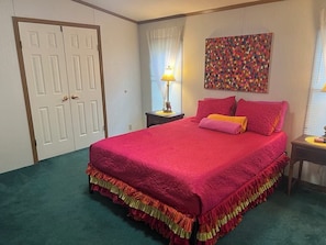 4 bedrooms, desk, iron/ironing board, free WiFi - Walk to Downtown Restaurants,Markets,Events. Close to Navy base and Beaches! (Pensacola)
