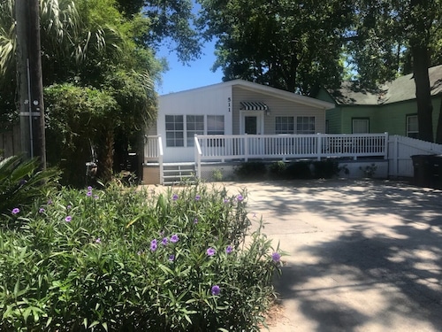 Walk to Downtown Restaurants,Markets,Events. Close to Navy base and Beaches.