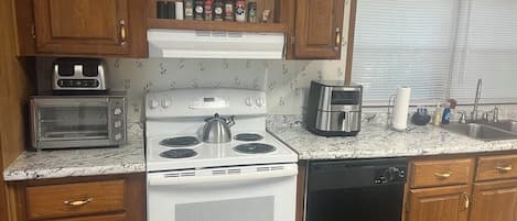 Frigorifero, microonde, forno, piano cottura