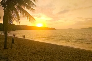 Beach nearby, white sand, sun loungers, beach umbrellas - Velinn Pousada Catamarã Brasil (Ilhabela)