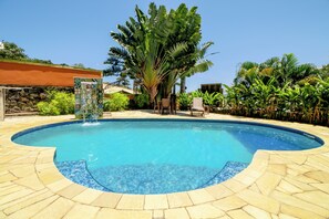 Outdoor pool, open 8:00 AM to 10:00 PM, pool umbrellas, sun loungers - Velinn Pousada Catamarã Brasil (Ilhabela)