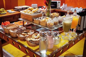 Free daily buffet breakfast - Velinn Pousada Catamarã Brasil (Ilhabela)