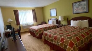 Une chambre d’hôtel avec deux lits, un bureau, une chaise, une lampe et une fenêtre avec des rideaux.