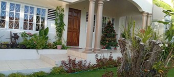 Spacious 3bd / 2bth Townhouse w Housekeeping