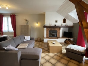TV, fireplace