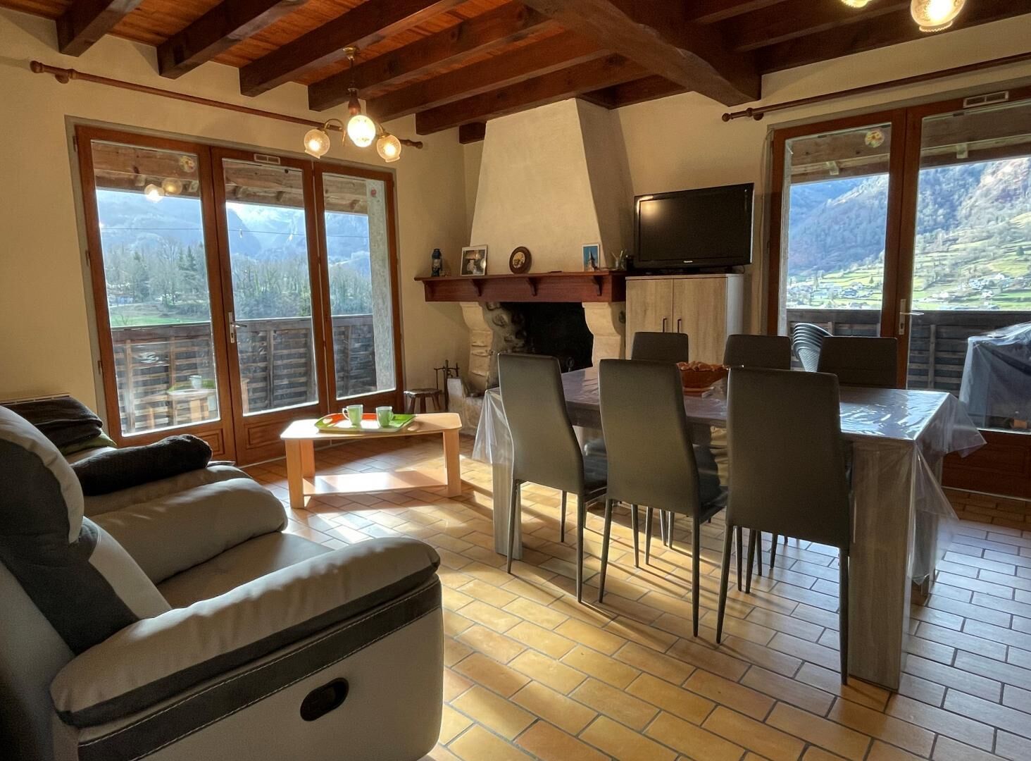 Télévision, cheminée