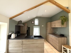 Een koelkast, een microgolfoven, een oven, een kookplaat