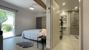 Une chambre à coucher moderne avec un lit, une table de chevet et un tapis.
