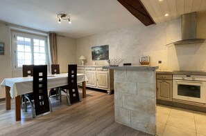 Réfrigérateur, micro-ondes, plaque de cuisson, lave-vaisselle